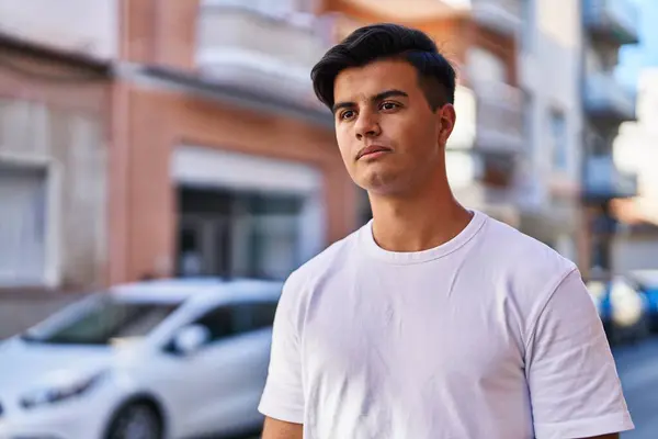 Junger Hispanischer Mann Blickt Mit Ernstem Gesichtsausdruck Auf Die Straße — Stockfoto