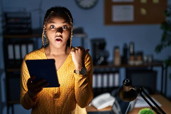 Mujer Afroamericana Con Trenzas Trabajando Oficina Por Noche Con Tableta — Foto de Stock