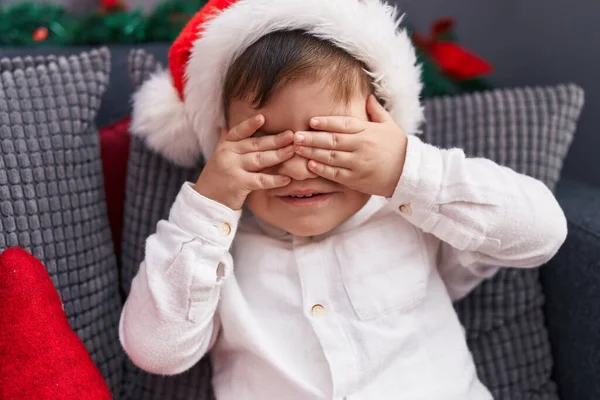 Очаровательный Латиноамериканец Рождественской Шляпе Закрывающий Глаза Руками Дома — стоковое фото