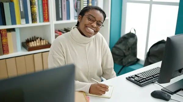 Estudiante Afroamericana Usando Notas Escritura Computarizada Universidad Biblioteca — Foto de Stock