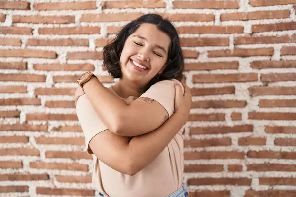 Mulher Hispânica Jovem Sobre Tijolos Parede Abraçando Feliz Positiva Sorrindo — Fotografia de Stock