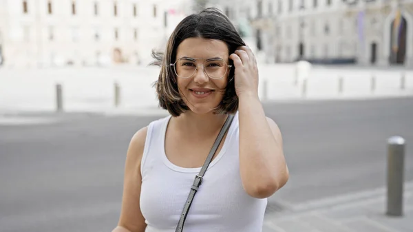 若い美しいヒスパニック系の女性は ウィーンの街で自信を持って立って笑顔 — ストック写真