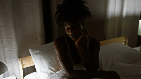 Yatak Odasında Üzgün Bir Ifadeyle Yatakta Oturan Afrikalı Amerikalı Kadın — Stok fotoğraf