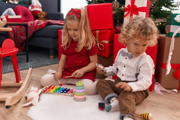 Αξιολάτρευτο Αγόρι Και Κορίτσι Παίζουν Ξυλόφωνο Γιορτάζοντας Χριστούγεννα Στο Σπίτι — Φωτογραφία Αρχείου