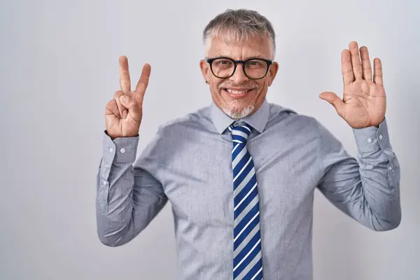 Hispanic Affärsman Med Grått Hår Bär Glasögon Visar Och Pekar — Stockfoto