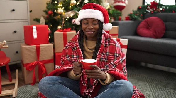Donna Africana Che Beve Caffè Seduta Vicino All Albero Natale — Foto Stock