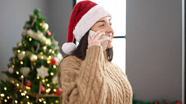 Jovem Bela Mulher Hispânica Falando Smartphone Celebrando Natal Casa — Fotografia de Stock