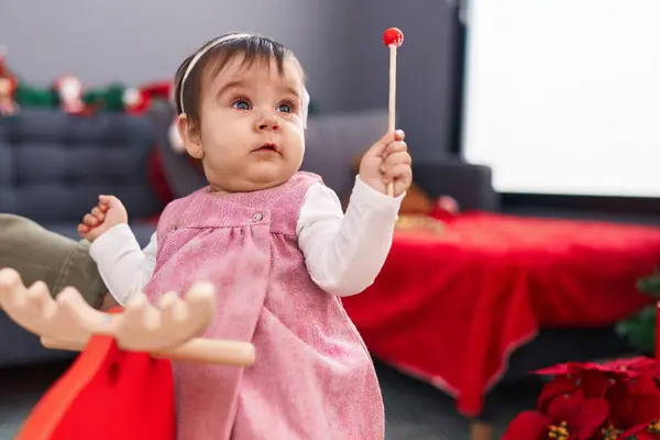 Bedårande Hispanic Baby Leka Med Ren Gungande Jul Dekoration Hemma — Stockfoto