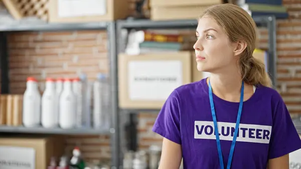 Hayır Kurumunda Ciddi Bir Yüzü Olan Genç Sarışın Kadın Gönüllü — Stok fotoğraf