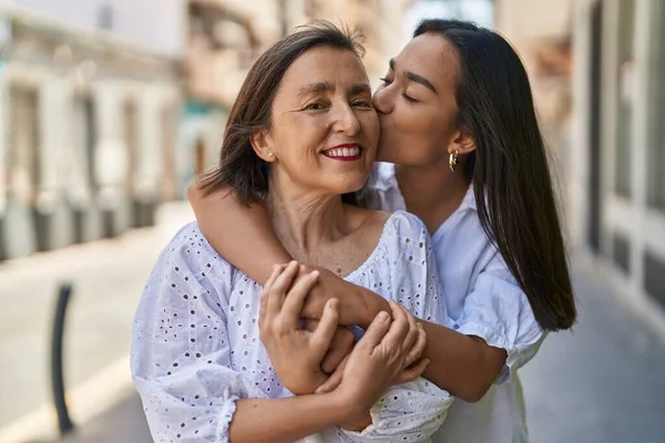 Dos Mujeres Madre Hija Abrazándose Besándose Calle —  Fotos de Stock