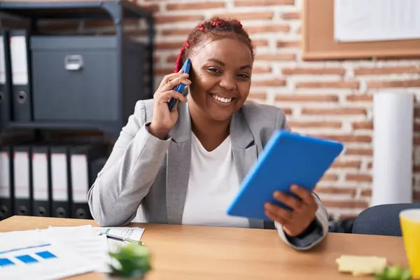 African American Woman Business Worker Using Touchpad Talking Smartphone Office — Stock Photo, Image