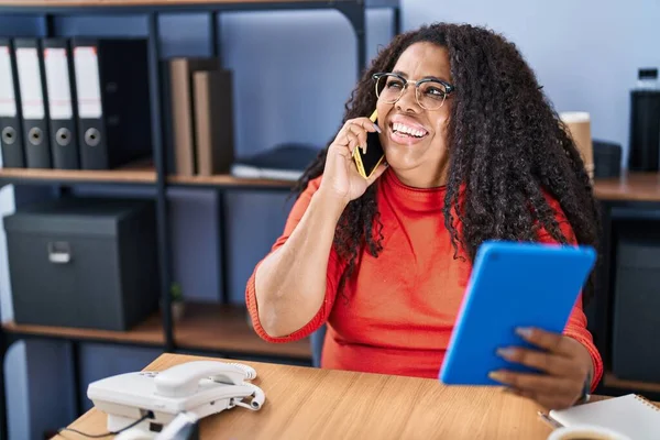 African American Woman Business Worker Talking Smartphone Using Touchpad Office — Stockfoto