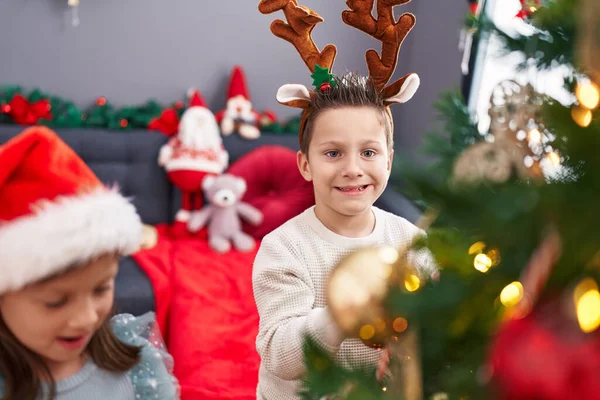 Sevimli Kız Erkek Evde Noel Ağacı Süslüyorlar — Stok fotoğraf