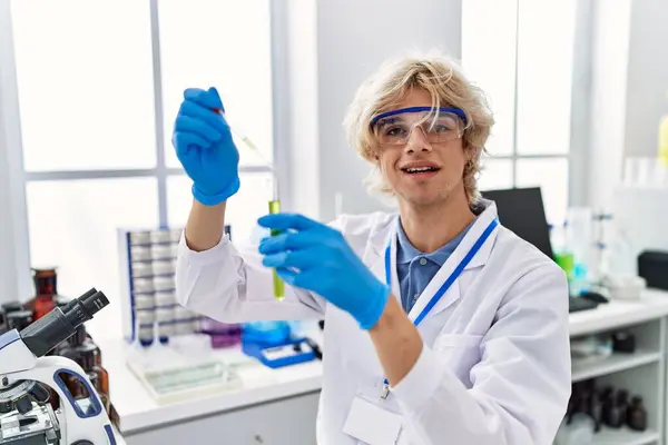 Mladý Blond Muž Vědec Nalévání Kapaliny Zkumavky Laboratoři — Stock fotografie