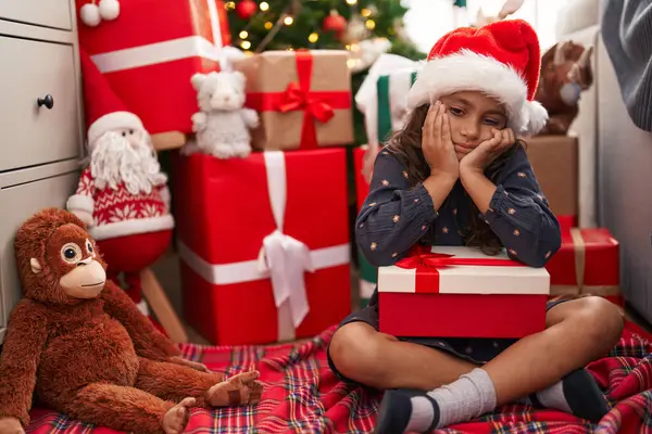 Adorable Chica Hispana Sosteniendo Regalo Sentado Suelo Por Árbol Navidad — Foto de Stock