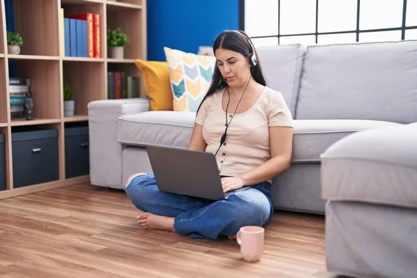 Junge Hispanische Frau Mit Laptop Hause Denken Haltung Und Nüchternen — Stockfoto