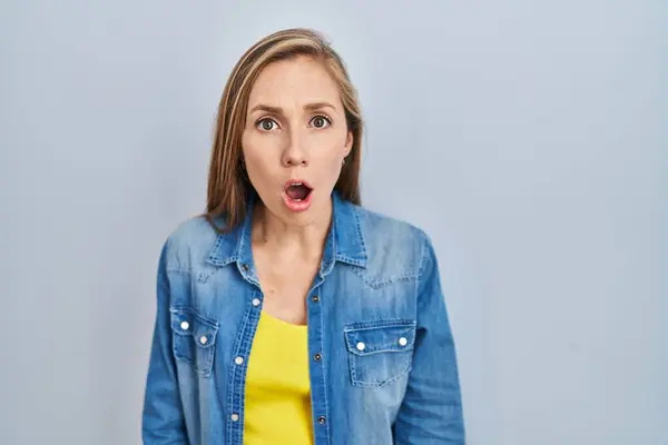 Young Blonde Woman Standing Blue Background Afraid Shocked Surprise Amazed — Stock Photo, Image