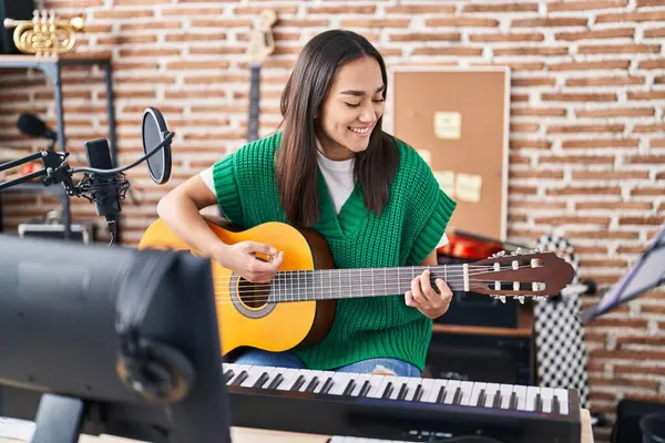 Genç Spanyol Kadın Müzisyen Müzik Stüdyosunda Klasik Gitar Çalıyor — Stok fotoğraf