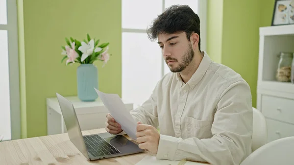 Jovem Hispânico Usando Documento Leitura Laptop Sala Jantar — Fotografia de Stock