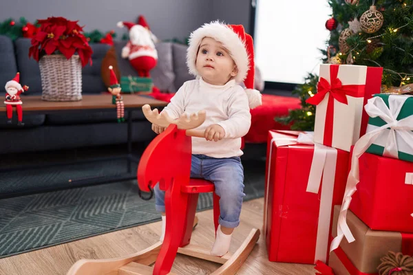 Очаровательный Кавказский Ребенок Играет Оленями Качающимися Рождественской Елки Дома — стоковое фото