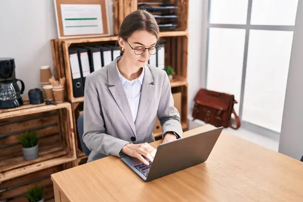 Young Caucasian Woman Business Worker Using Laptop Working Office — Stock Photo, Image