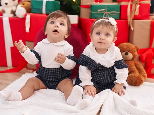 Два Очаровательных Младенца Сидящих Полу Подарков — стоковое фото