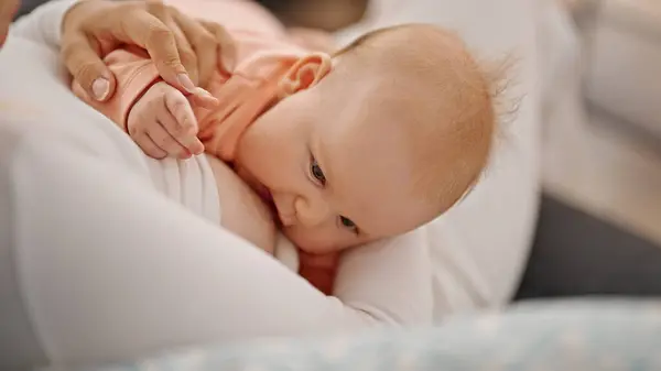 Moeder Dochter Zitten Bank Borstvoeding Baby Thuis — Stockfoto