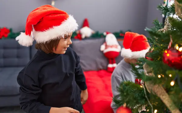 Tapılası Spanyol Çocuk Gülümseyerek Evde Kendine Güvenen Bir Noel Ağacı — Stok fotoğraf