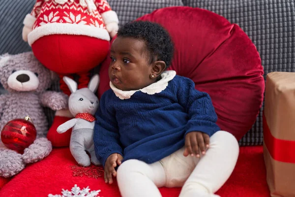 Africké Americké Dítě Sedí Pohovce Vánoční Výzdobou Doma — Stock fotografie