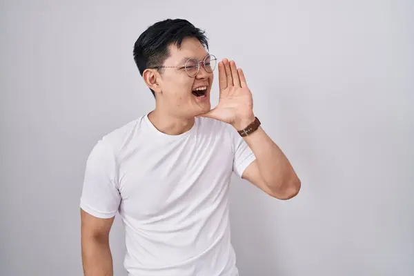 Young Asian Man Standing White Background Shouting Screaming Loud Side — Stock Photo, Image