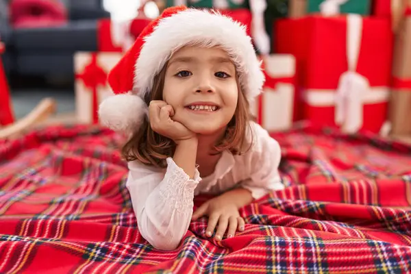 Evdeki Noel Ağacının Yanında Kendinden Emin Gülümseyen Sevimli Spanyol Kız — Stok fotoğraf