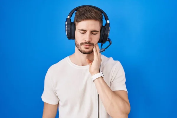 Hispanic Man Beard Listening Music Wearing Headphones Touching Mouth Hand — Stock Photo, Image