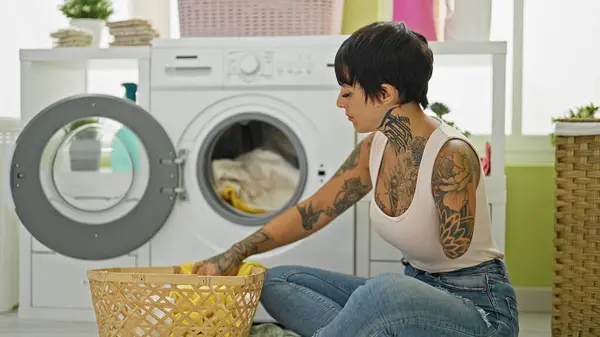 Hispánka Amputovanou Paží Praní Oblečení Sedí Podlaze Prádelně — Stock fotografie