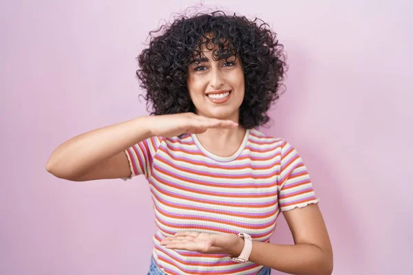 Young Middle East Woman Standing Pink Background Gesturing Hands Showing — Stock Photo, Image