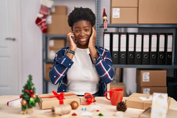 African American Woman Working Small Business Doing Christmas Decoration Covering — Stock Photo, Image