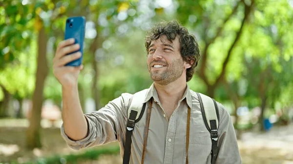 Genç Spanyol Turist Parkta Gülümseyen Akıllı Telefonla Selfie Çekiyor — Stok fotoğraf