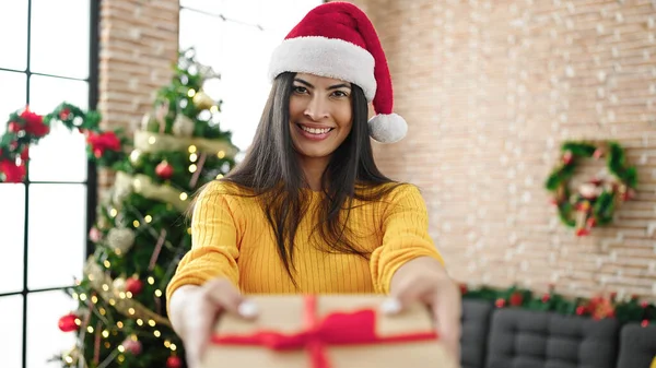年轻美丽的惊慌失措的女人带着礼物在家里庆祝圣诞节 — 图库照片