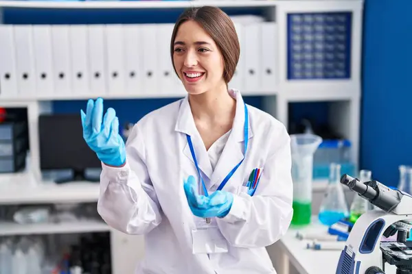Young Beautiful Hispanic Woman Scientist Smiling Confident Speaking Laboratory — Foto Stock
