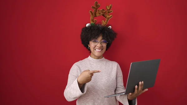 Genç Afro Amerikan Kadın Noel Geyiği Kulakları Takıyor Dizüstü Bilgisayarını — Stok fotoğraf