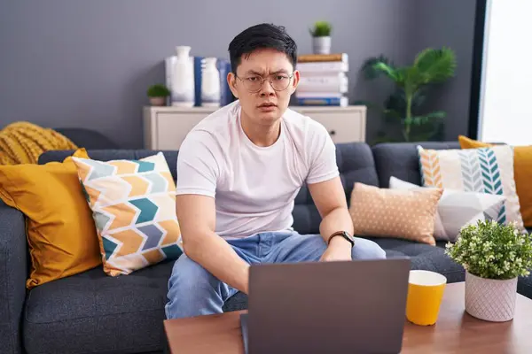 Young Asian Man Using Laptop Home Sitting Sofa Shock Face — Stock Photo, Image