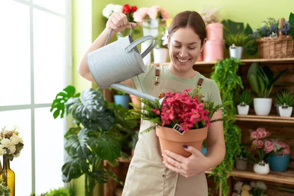 Jovem Bela Florista Mulher Sorrindo Planta Rega Confiante Loja Flores — Fotografia de Stock