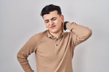 İzole edilmiş arka planda duran, boyun ağrısı çeken, boynuna elle dokunan, kas ağrısı olmayan ikili kişilik. 