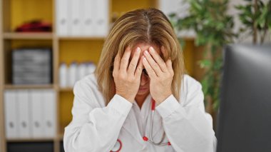 Orta yaşlı İspanyol kadın doktor klinikte çalıştığını vurguladı