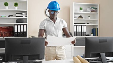 Afrika kökenli Amerikalı mimar ev projesini ofiste düşünüyor.