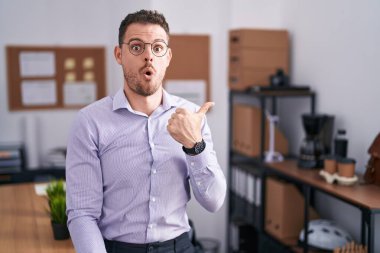 Ofisteki genç ispanyol adam elleri yana doğru işaret ederek şaşırdı, ağzı açık hayret içinde kaldı.. 