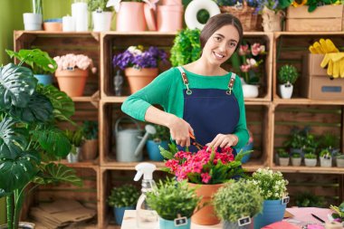 Çiçekçide çiçek kesen güzel İspanyol kadın.