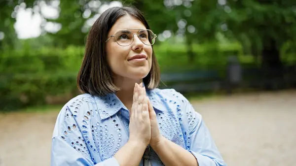 Молодая Красивая Латиноамериканка Улыбающаяся Молящаяся Парке Вене — стоковое фото