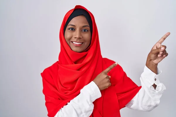 Jeune Femme Arabe Portant Écharpe Traditionnelle Islamique Hijab Souriant Regardant — Photo