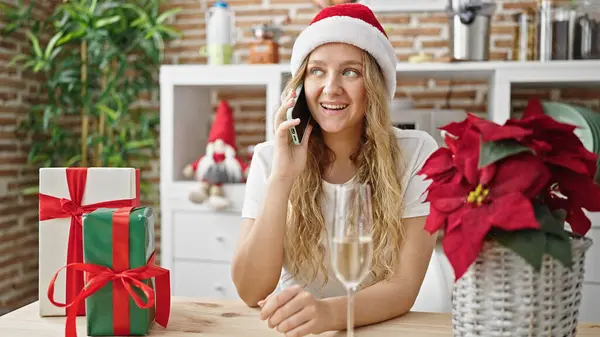 Mladá Blondýna Žena Slaví Vánoce Mluvení Smartphone Pití Šampaňské Jídelně — Stock fotografie