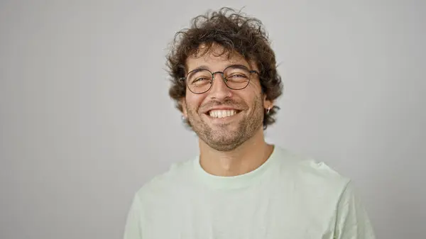 Joven Hombre Hispano Sonriendo Confiado Usando Gafas Sobre Fondo Blanco — Foto de Stock